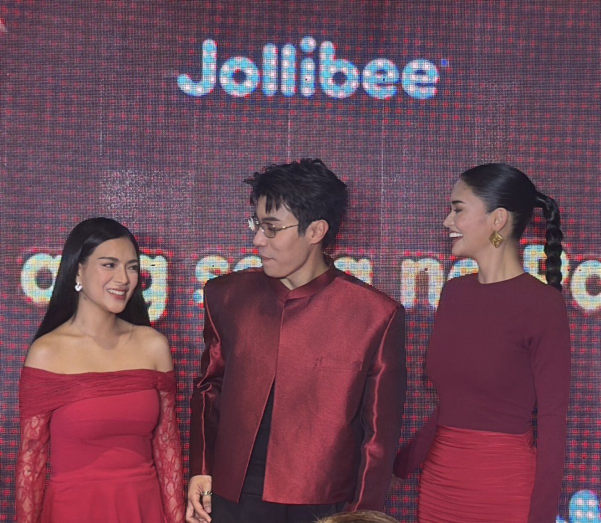 PhilippineStar's tweet image. NA PARA BANG THIRD WHEEL SI MISS PIA 😆

Miss Universe 2015 #PiaWurtzbach and former Pinoy Big Brother housemates #MikaSalamanca and #BrentManalo pose for a photo during Jollibee’s Joyful Christmas Store lighting ceremony in Ortigas Extension on Thursday. #MikBrent |…