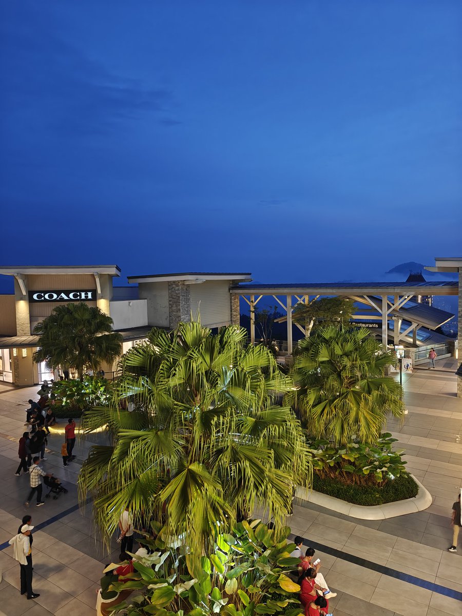 آپ ایٹم بم اور غوری میزائل بنا سکتے ہیں
لیکن آپ اپنے پکنک پوائنٹس کو اتنا صاف
نہیں رکھ سکتے
کیونکہ آپ تہذیب و تمدن سے اتنے دور ہیں
جتنا کیپٹن صفدر مریم نواز سے دور ہے