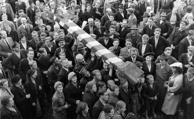 Момент истории: поляки несут вырванный из земли чехословацкий пограничный столб с уничтоженным чехословацким гербом.
г.Тешин, Чехословакия
Время съемки: октябрь 1938г.

Польша - агрессор, поделившая с Германией Чехословакию.