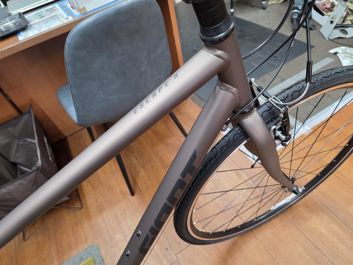 3196kintarou's tweet photo. ご注文頂きました
GIANT(ジャイアント) ESCAPE R3 2026年モデル マットモカブラウン
が入荷し組み上がりました。
ありがとうございました。
#GIANT
#ジャイアント
#ESCAPER3
#クロスバイク
#大阪
#堺
#サイクルショップ金太郎
#自転車 https://t.co/nmilKlQ3IZ