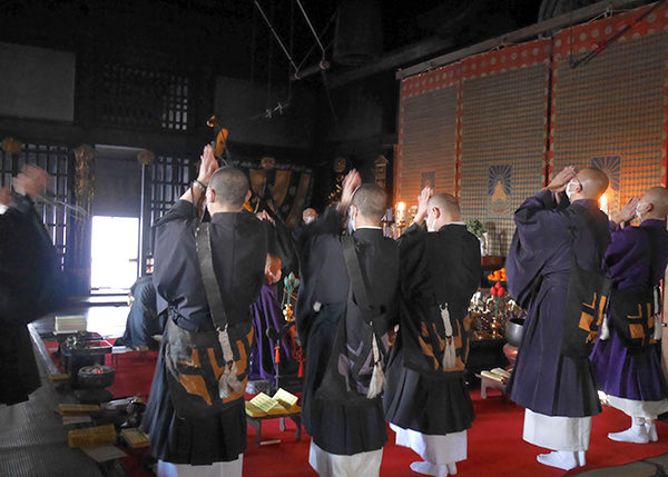 12/14(日)二月堂にて「仏名会（ぶつみょうえ）」を厳修いたします。
8:30より千反礼拝(令和７年は「過去」)が始まります。御祈願のお申し込みは11月末日までに二月堂へ直接お申込みください。
（二月堂受納所電話FAX: 0742-22-3386）
仏名会の詳細➡️todaiji.or.jp/annual/event/
#東大寺 #二月堂 #仏名会