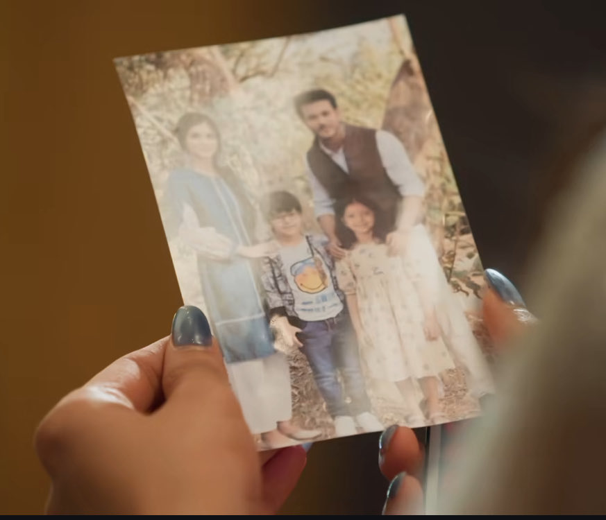 neenabinu23's tweet photo. Omgg so this is what was there in the box
The Sharma family , Abhira’s family ❤️
They used Sammy baby pic itself 😍
This is so good that too on her bday ❤️❤️
HBD SAMRIDHII SHUKLA
#HappyBirthdaySamridhiiShukla
#SamridhiiShukla #yrkkh https://t.co/gSUZev3cfw