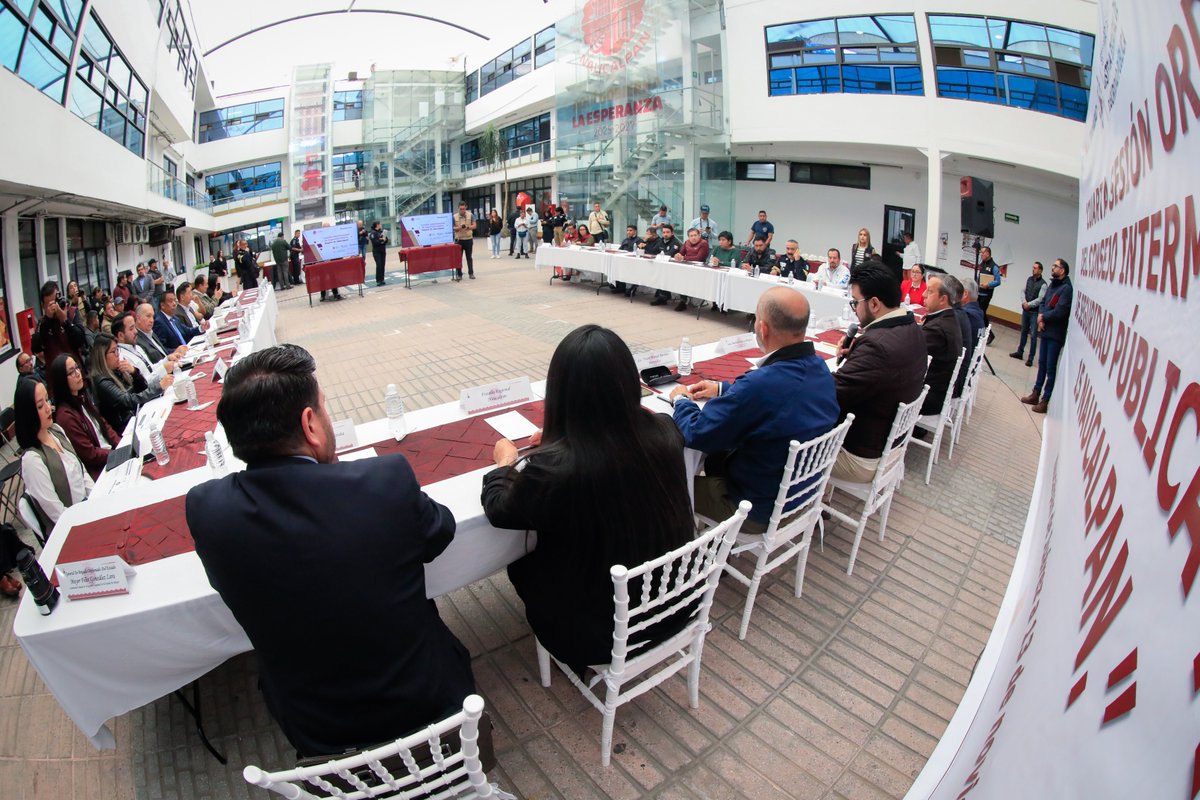 Llevamos a cabo la Cuarta Sesión del Consejo Intermunicipal de Seguridad Pública de la Región 15, en el Palacio Municipal de Naucalpan. Fue un encuentro muy valioso con las y los representantes del municipio vecino, donde reafirmamos nuestro compromiso de trabajar en conjunto por