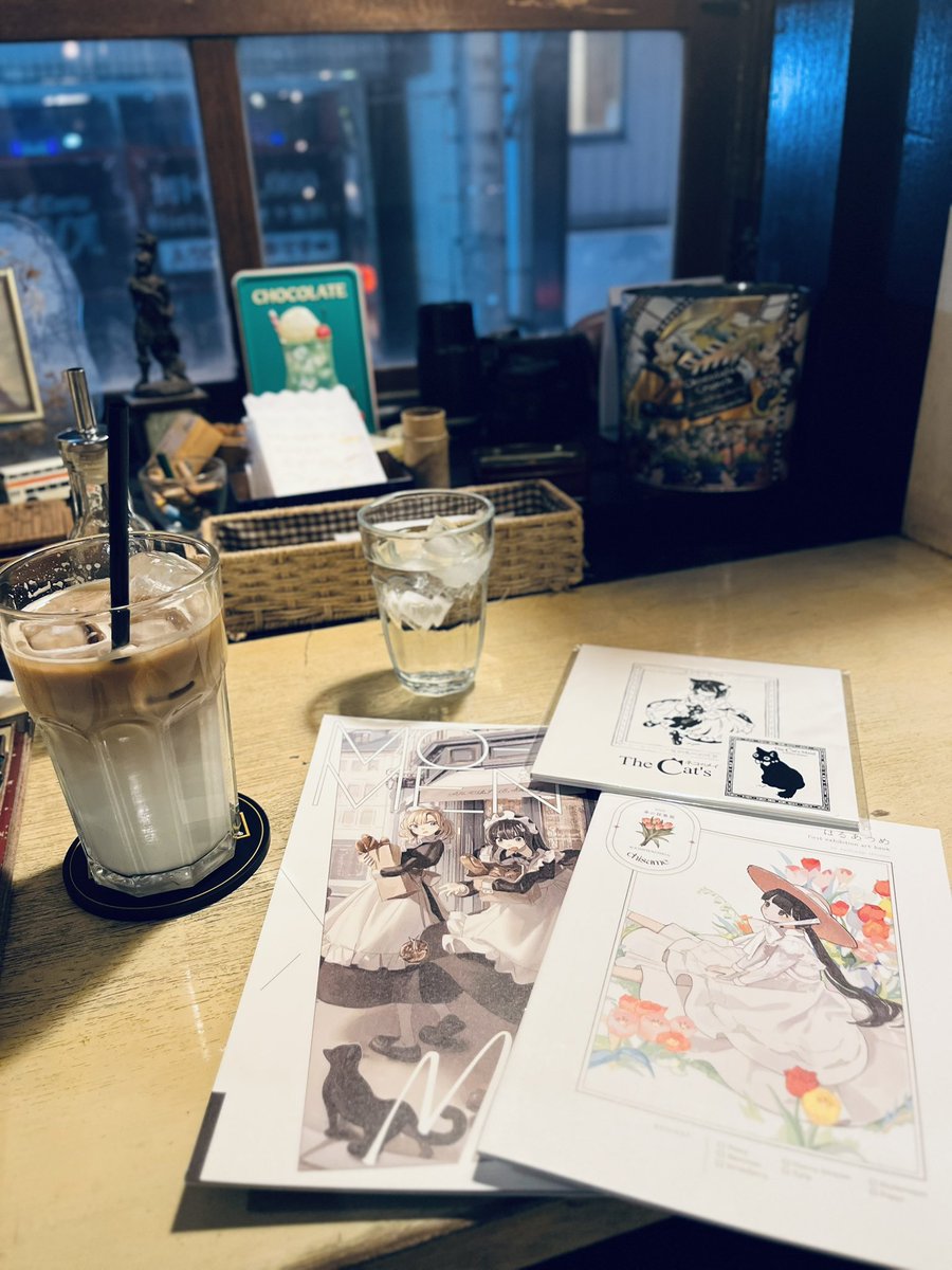 kuridesanmai's tweet photo. メイドさん成分を求めて、#classic3 に行ってまいりました。
買えてなかった本が買えて満足。
様々な解釈、描き方の質の高いメイドさん達を見て、自分の創作意欲も刺激されてきました。
ガガイモ先生のアナログの線の美しさに毎回あてられてしまいます…すごい。
そして下北沢のカフェでゆっくり読書。 https://t.co/hSlN02FkZR