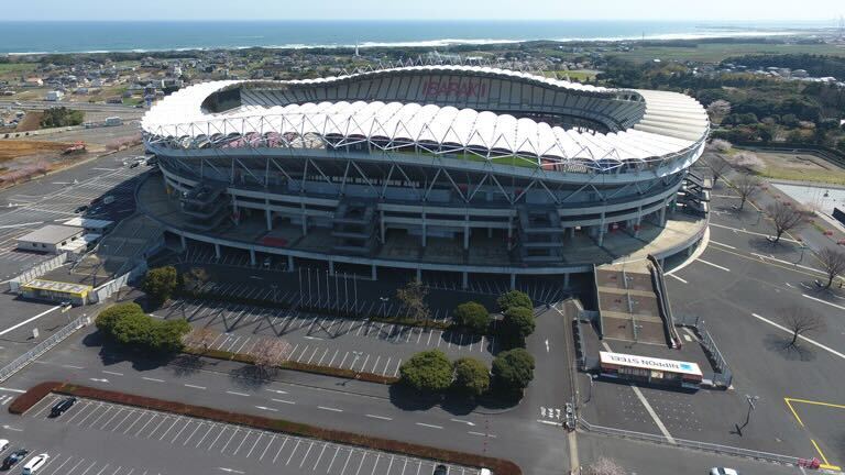 atlrs_official's tweet image. ◤🎥パブリックビューイング開催🎥 ◢

11/30（日）はメルカリスタジアムで「パブリックビューイング in メルスタ supported by NTTドコモ」を開催🦌🔴

アウェイ東京V戦は、メルスタでもともに戦いましょう📣

🎙実況・解説🎙
クラブOB 熊谷 浩二さん × アントラーズホームゲームスタジアムDJの松本…