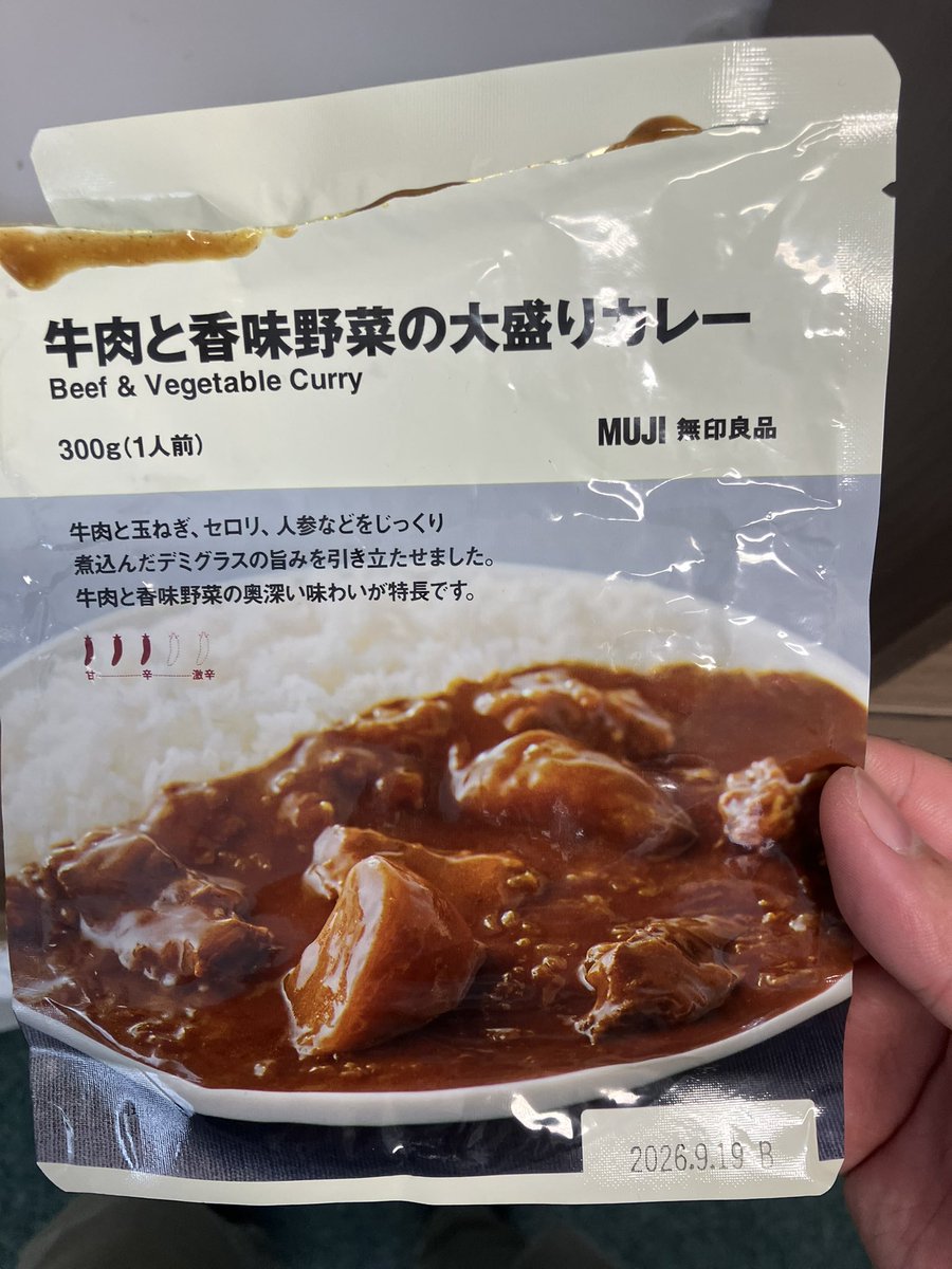tareme414's tweet photo. 今日の無印カレー　13食目

牛肉と香味野菜の大盛りカレー
辛さ3

8年くらい前にセブンのカレーが美味しすぎたときを思い出す味。じゃがいもを塩胡椒で香ばしく炒めてから混ぜて食べたい。
個人的に当たりでリピート確定なため記録した。 https://t.co/yHyZZexJBU
