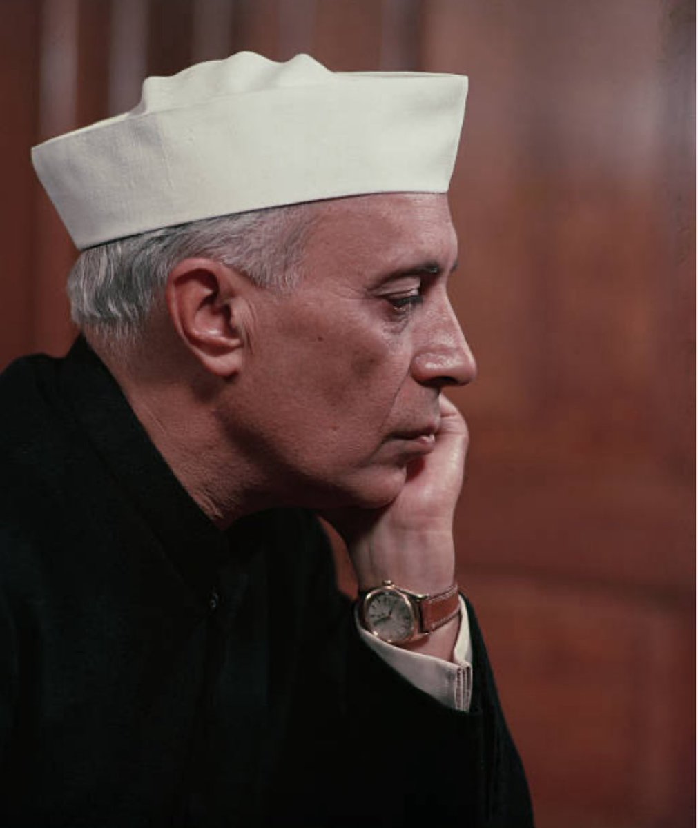 नेहरू के पास अपार शक्ति और लोकप्रियता थी।
यदि नेहरू चाहते कि देश में एकदलीय व्यवस्था लागू हो, तो ऐसा ही होता। लेकिन उन्होंने कानून बनाया कि पाँच लोग मिलकर एक राजनीतिक दल बना सकते हैं।
यदि नेहरू चाहते कि गांधीजी की हत्या में शामिल संगठनों पर आजीवन प्रतिबंध लगे, तो यह संभव था।
यदि