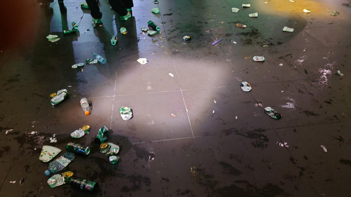 Depois de defender bastante o meio ambiente, seguindo os slogans no telão, os fãs do Massive Attack largaram o lixo todo no chão prós coitados dos faxineiros limparem.