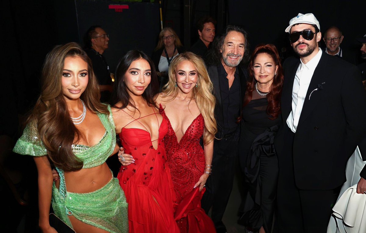 Bad Bunny junto a Gloria Estefan, Marco Antonio Solís, su esposa y sus hijas en los Latín Grammys. ❤️‍🔥