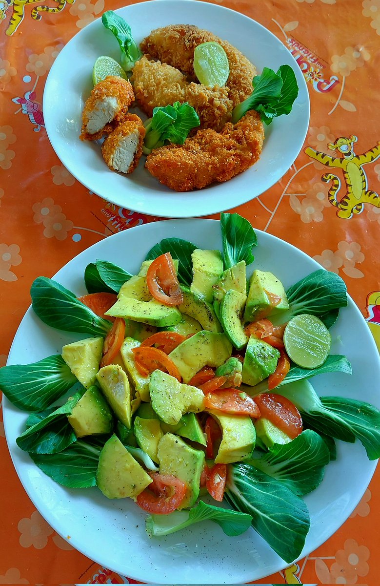 Breakfast this morning my wife bought street food  chicken with bread crumbs, it's very popular with my kids as a snack when they finish school, most people like them sprinkled with Chilli powder like my kids do
I made the salad with my usual dressing, olive oil and lime juice.