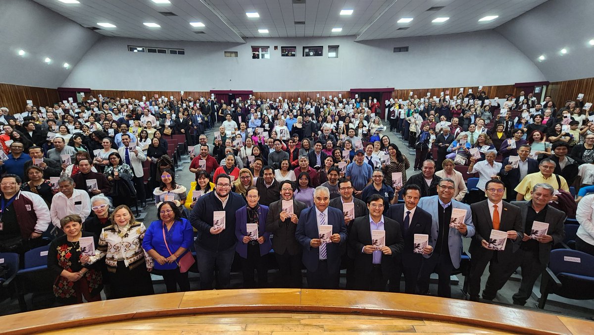 Seccion60SNTE's tweet photo. En el marco de la campaña “¡Ármate de Valor por una Cultura de Paz!” 🕊️, promovida por nuestra organización sindical, la Sección 60 del Sindicato Nacional de Trabajadores de la Educación llevó a cabo el concierto “Por una Cultura de Paz: Un Canto a Nuestros Difuntos” 🎶, realizado en el Auditorio Principal “Dr. Mariano Vázquez Rodríguez” de la Escuela Superior de Medicina del IPN.

El evento fue encabezado por el Prof. Carlos Gómez Rodríguez 👥, Secretario General de la Sección 60, quien acompañó esta iniciativa orientada a fortalecer la convivencia armónica y promover la reflexión a través del arte.

La jornada contó con la destacada participación de los tenores David González Molina  y Alejandro Luévanos 🎤y del pianista Daniel Navarro Mancera 🎹, quienes presentaron un programa sensible y profundamente emotivo que conectó a la comunidad politécnica con la memoria, la tradición y los valores que impulsa esta campaña.

En representación del maestro y Senador de la República, Alfonso C. Cepeda Salas, Secretario General del Sindicato Nacional de Trabajadores de la Educación, asistió la profesora María Antonieta García Lascuráin Vargas, Coordinadora del Colegiado Nacional de Vinculación Social del SNTE.

Asimismo, estuvieron presentes:

Prof. José Luis Pérez Márquez 📘, representante del Comité Ejecutivo Nacional del SNTE en la Sección 60;

Dr. Celso Pérez Rostro  🏫, Director de la Escuela Superior de Medicina del IPN.

Al concluir el concierto, las y los asistentes firmaron el Compromiso por la Paz ✍️🕊️, reafirmando su disposición a promover ambientes educativos más humanos, solidarios y respetuosos.

La campaña “¡Ármate de Valor por una Cultura de Paz!” continúa consolidándose como un esfuerzo fundamental del SNTE para impulsar acciones que fortalezcan el tejido social, la participación comunitaria y la convivencia pacífica en todos los espacios educativos. 🤍📚

#Sección60 #SNTE #CulturaDePaz #PorLaEducaciónAlServicioDelPueblo #PalabraDeMaestro