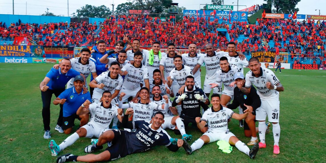 JoorgeCFC's tweet photo. "El trébol pesa"

El trébol no es ni mierda, ya bajénse de su nube, rojos idiotas, regresen a su realidad, son un equipo pequeño, dejen su realidad alterada por un lado. Si han logrado algo en su falsa historia es por la corrupción de los Villa. https://t.co/zaeSzw5Sl2