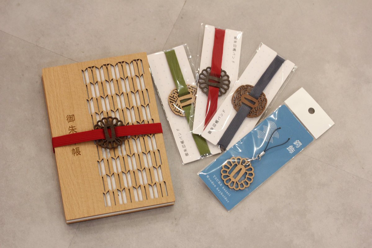 neku07's tweet image. 今日も朝からお手製孫六祭壇に参拝しているスタッフです！いや、マジで今回の新作孫六アクスタの収まりが最高すぎて神々しさも激増し✨✨✨
こちらの『推し棚』『賽銭箱』はmoku-zakka POP UP開催中の当店で販売中です。新アイテム鍔型の御朱印帳バンドや、木製キーホルダーもありますよ🌿