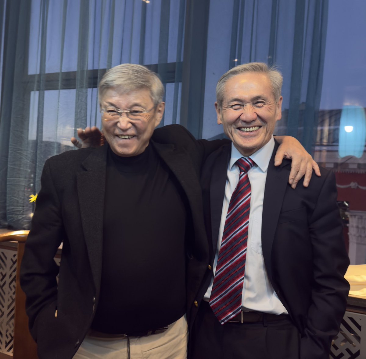 Манай намын дарга асан эрхэм хоёр…

Нэг нь ОХУ-д төлөх их өрийг шийдсэн, монгол улсынхаа иргэн бүрт газар эзэмшүүлсэн, нөгөө нь Оюу толгой, Таван толгойг тал газар байхад эдийн засгийн эргэлтэнд оруулсан.
Их өр тухайн үедээ монгол улсын ДНБ-ээс 10 дахин их, Оюу толгой, Таван