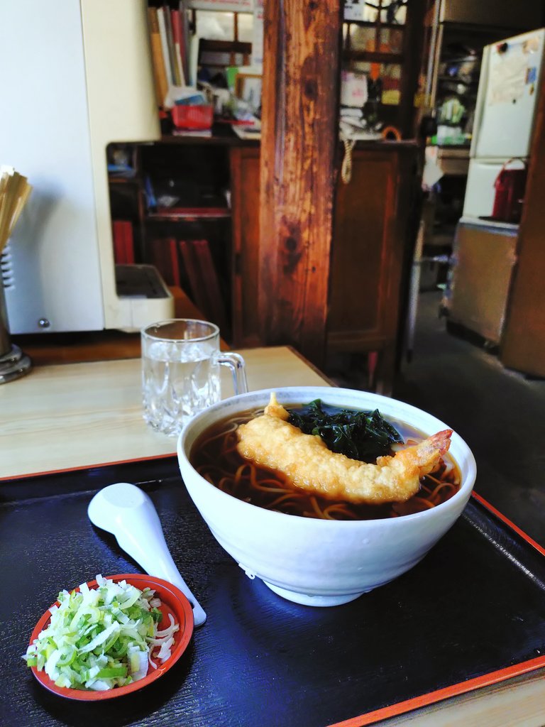 古いそば屋を訪問。フリッター風のえび天そばを食べる。 古色蒼然