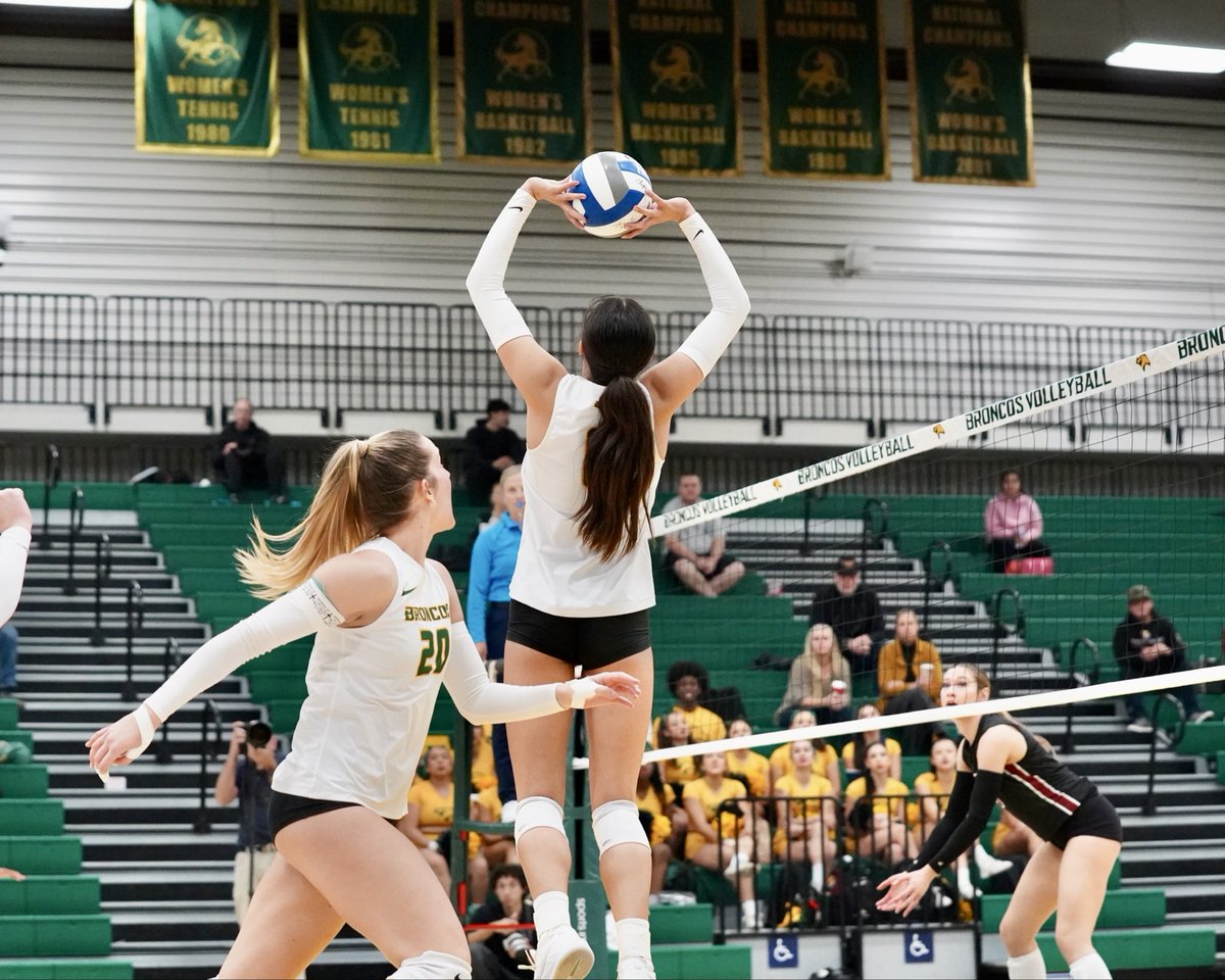 cppbroncos's tweet image. SWEEP 🧹

@cppvolleyball sweeps Cal State Dominguez Hills in three sets for their 17th straight win! 

The victory ties the school record for most CCAA wins in a season, as they are now a perfect 17-0 in conference play.

#WeAreCPP