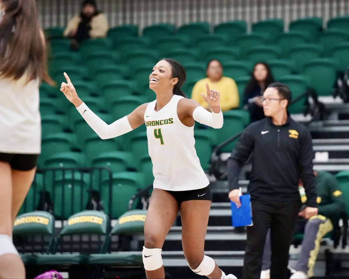 cppbroncos's tweet image. SWEEP 🧹

@cppvolleyball sweeps Cal State Dominguez Hills in three sets for their 17th straight win! 

The victory ties the school record for most CCAA wins in a season, as they are now a perfect 17-0 in conference play.

#WeAreCPP
