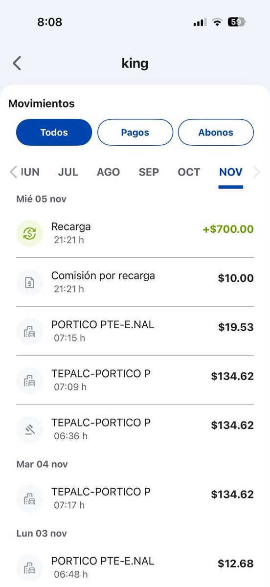 cuartodemillamx's tweet photo. Te cuento la situación:
La historia es larga, pero les recomiendo que la lean para que eviten una situación similar. Por favor, estén pendientes de los cobros en su tag.
Diario viajó de Cuautitlán Izcalli a Santa Fe, tomando el segundo piso (viaducto bicentenario) por lo que bajó en ejército nacional y tomó reforma. Solo he usado la autopista de chamapa-la venta 2 veces que el tráfico estaba muy lleno y no tenía alternativa.
El día 15 de octubre, el GPS me marcaba mucho tráfico por el periférico, incluso en el segundo piso, por lo que opté por tomar la autopista de chamapa, entrando en Cuautitlán aproximadamente a las 6:30 am y sorpresa, de repente el tráfico se para completamente a la altura de la salida al centro otomí por casi 2 horas, debido a que se registraron varios choques, y terminé llegando tarde a mi trabajo debido a esta situación. Salgo en el tramo de Santa Fe (la venta) por lo que se supone que la cuota es de $195. Todo bien hasta ahí, se me hizo el cobro normal. Cabe aclarar que, en lo personal, no vale la pena pagar esta autopista, ya que está en mal estado y siempre hay mucho tráfico por choques o reparaciones, cobros muy lentos por lo que hay filas enormes, o gente en tercera fila obstruyendo carriles para salir en las casetas de cobro.
En fin, unos días después, reviso mi tag y encuentro que se me han estado haciendo cargos de 19 y 12 pesos, que a veces se cobran y a veces no, lo cual se me hizo raro, por lo que empecé a monitorear los cargos, y el día 6 de noviembre, entro a mi app para revisar los cargos y tenía un saldo de $370 aproximadamente.
Llegando a mi casa tome la decisión de marcar a soporte de PASE para saber acerca de estos pequeños cargos, cuando brindo mi número de tag, una grabadora me dice que tengo un adeudo pendiente de pago, lo cual se me hizo muy extraño ya que había revisado unas 4 horas antes y todo estaba bien, y cuanto me meto a la app para revisar, mi saldo se convierte en un saldo negativo de $460 aproximadamente, lo cual se me hizo increíble por qué en la app no me aparecía ningún cargo reciente o razón de este saldo negativo.
Una vez conectada la llamada, le pregunto a la chica de soporte por qué ese saldo negativo, y me pregunta que tipo de vehículo tengo, le respondo que tengo un sedan, y la chica me dice que el motivo fue una “corrección de tarifa” realizada por la caseta de la venta, ya que, según ellos, en sus notas dice que entre con un automóvil y termine saliendo con un vehículo de 7 ejes, le digo a la chica que eso se me hace muy ilógico, y ella sin problema me explica los pasos para realizar una aclaración dentro de la app, pero me dice que primero debo recargar la cantidad en negativo para dejar mi tag sin adeudo, y que una vez hecho, se iba a actualizar el cobro en la app y también podría hacer la aclaración.
Reviso los demás cargos, y encuentro otro cargo que dice San Antonio por $78, tramo que también no utilice, por lo que igual me ayuda a abrir otra aclaración. También me comentó que los cargos de 12 y 19 pesos son normales por que se une otro tramo carretero en esa parte.
En fin, a las 9:21 pm recargo $700 pesos para pagar el saldo negativo y utilizar el segundo piso al día siguiente, quedando con un saldo de $236 pesos.
El viernes, reviso de nuevo mi saldo aproximadamente a las 5:30 am de nuevo solo para estar seguro que se aplicó mi recarga, y normal me sale mi saldo en los mismos $236 pesos, pero 30 minutos después voy entrando al segundo piso desde tepalcapa y no me dejan pasar, pues resulta que “no tenía saldo suficiente”, abro mi app y me salen mis $236, por lo que le enseño al señor que no me dejaba pasar la cantidad, me escanea el tag y le sale que tengo $101.68, actualizo la información de la app y me salen que ya tengo $101.68, reviso el por qué y de la nada me aparece un cargo duplicado del día anterior, por $134.62, que no estaba y apareció por arte de magia cuando cerré y volví a abrir la app, por lo que no puedo utilizar el segundo piso y me roban de nuevo. El señor me dice que probablemente “me clonaron el tag” y que por eso se dedujo mi saldo así, cosa absurda ya que nadie tiene acceso a él. Nótese la fecha y hora del cobro en la captura de pantalla.
En fin, el cobro extra de la caseta de la venta no se ha actualizado a los 700 y tantos del “ajuste de tarifa” que me comentó la chica y sigo en espera de las aclaraciones desde el 6 de noviembre.
Les comparto mi caso para saber si alguien pasó por algo similar, o si tienen alguna recomendación seria de mucha ayuda.
Adjunto capturas del cobro de $195 que aún no se actualiza la modificación de tarifa, los cobros pequeño que a veces se cobran y a veces no, el cobro duplicado y el cobro de san Antonio (ni idea de donde es).
Saludos a todos, excelente noche.