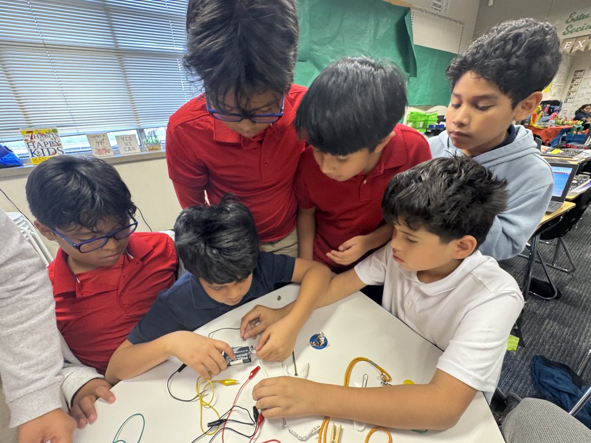 vega7myriam's tweet image. Great things are happening in Mrs. Vega’s classroom! Exploring, discovering, communicating, collaborating, learning! ⁦@Horn_Dreams_Big⁩ ⁦@AliefISD⁩ ⁦@AliefScience⁩ #circuits #conductors #insulators #synergy #Science