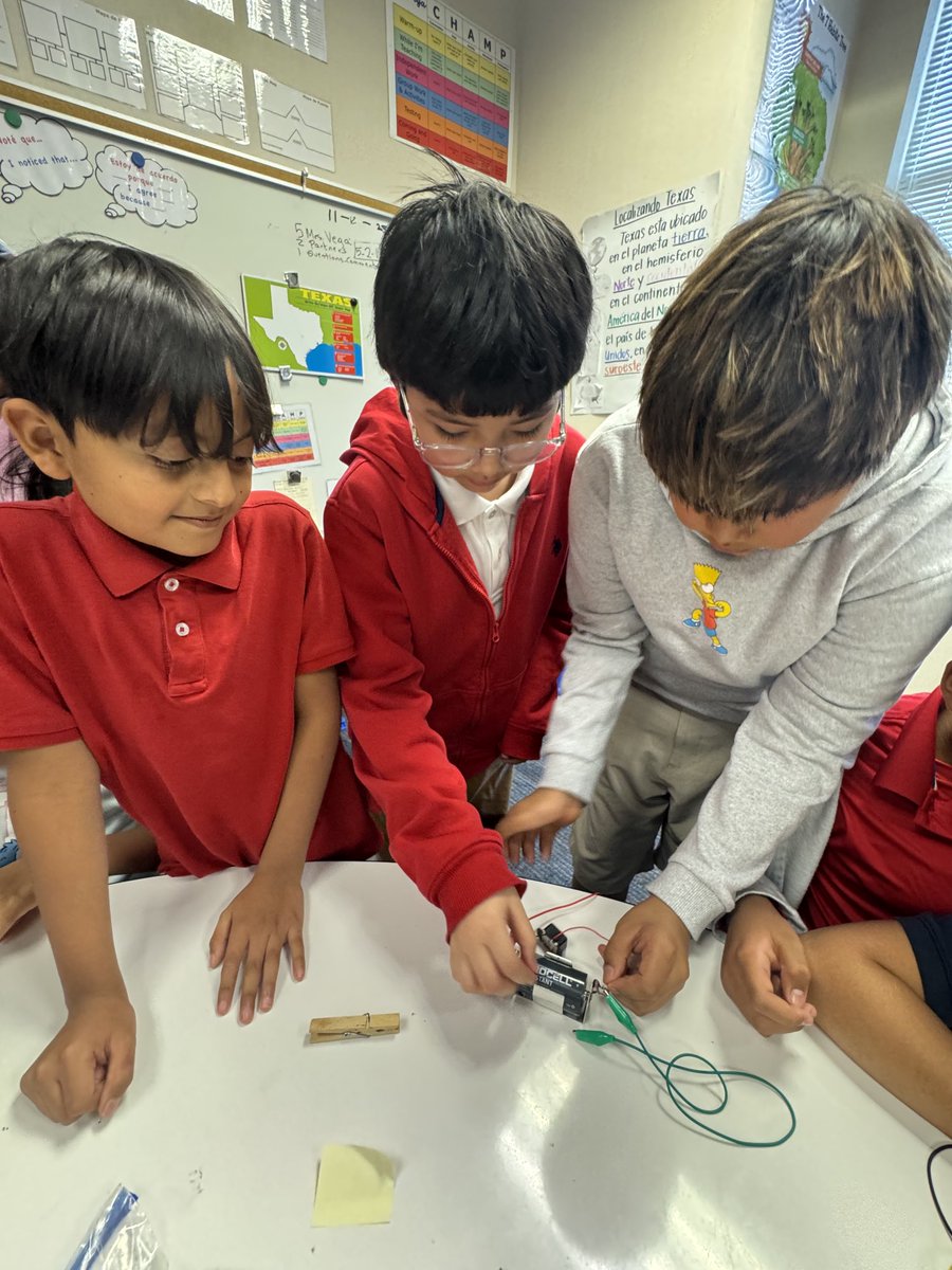 vega7myriam's tweet image. Great things are happening in Mrs. Vega’s classroom! Exploring, discovering, communicating, collaborating, learning! ⁦@Horn_Dreams_Big⁩ ⁦@AliefISD⁩ ⁦@AliefScience⁩ #circuits #conductors #insulators #synergy #Science