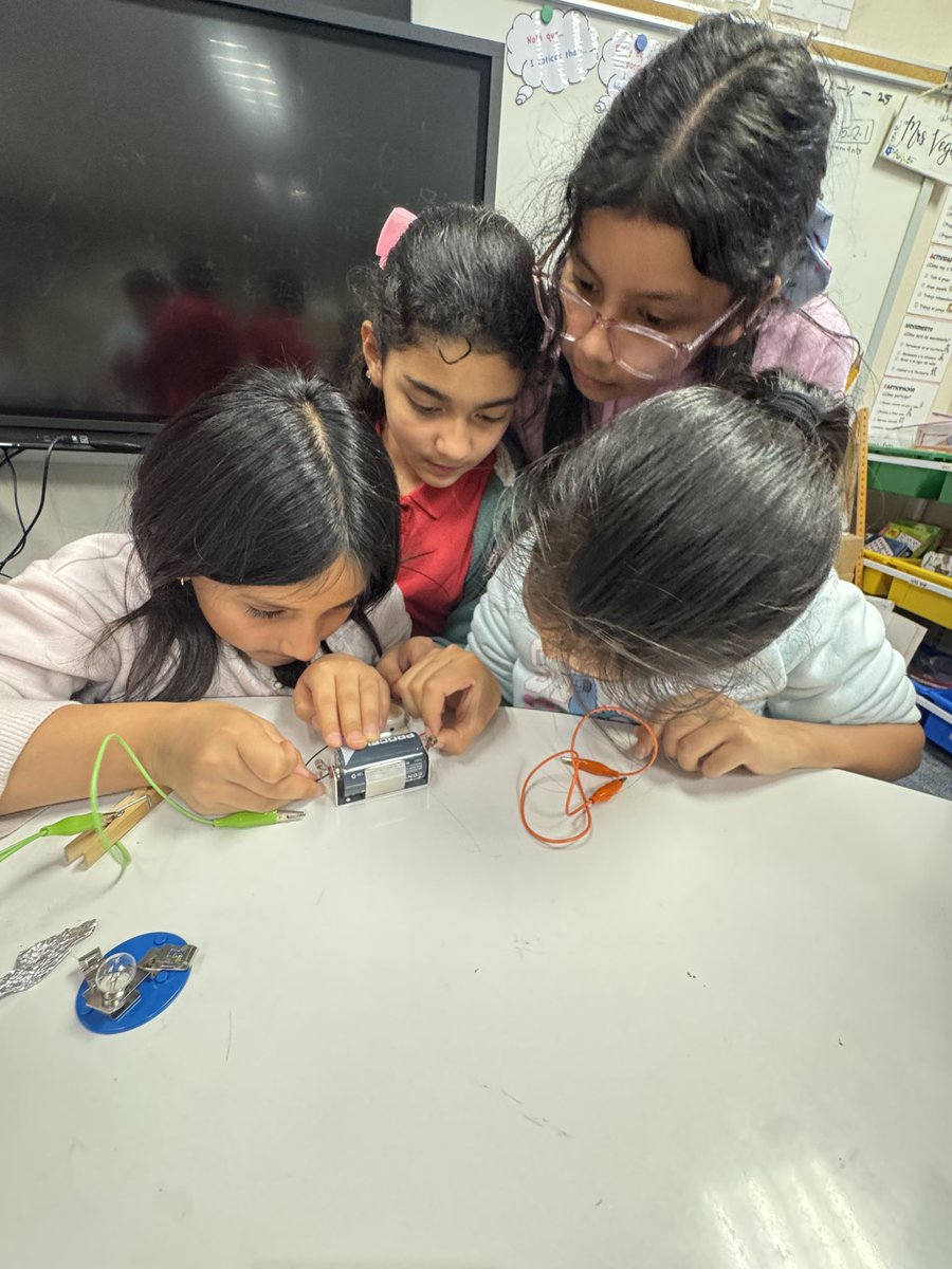 vega7myriam's tweet image. Great things are happening in Mrs. Vega’s classroom! Exploring, discovering, communicating, collaborating, learning! ⁦@Horn_Dreams_Big⁩ ⁦@AliefISD⁩ ⁦@AliefScience⁩ #circuits #conductors #insulators #synergy #Science