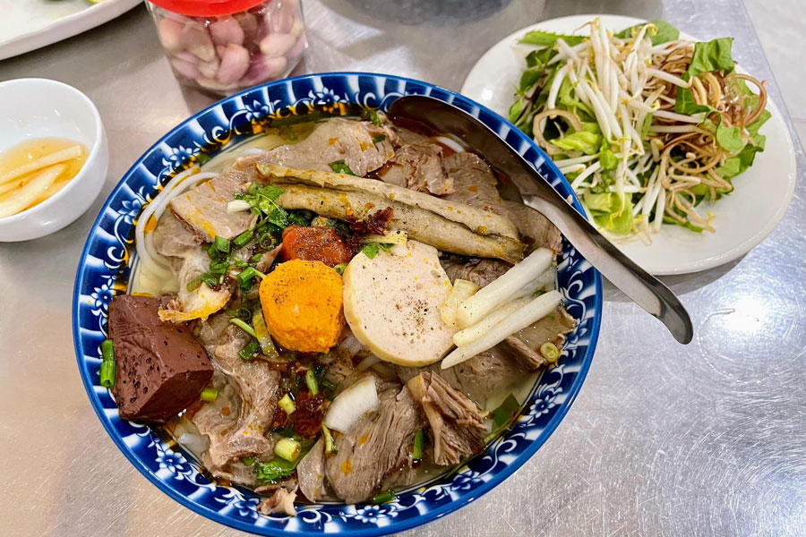 AsiaKingTravel's tweet photo. Découvrez le top 5 #plats recommandés par des #chefs #Michelin à #déguster absolument au #Vietnam, alliant #saveurs authentiques et expériences culinaires incontournables
--------------------------------
👉https://t.co/QiJp31ophD https://t.co/QYnEAkbepe