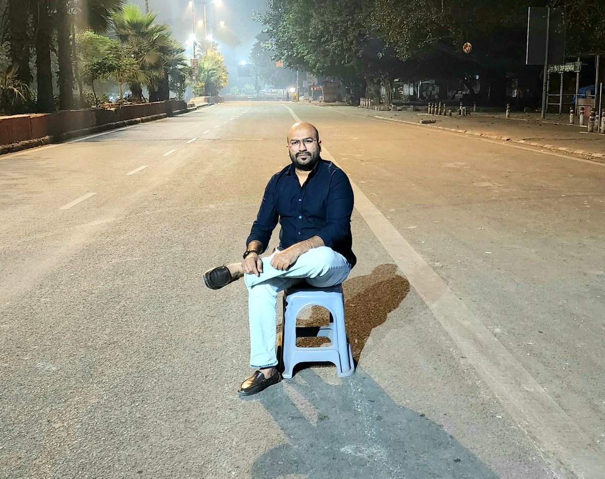 farhanreporter's tweet image. Red Fort (Lal Qila) लाल क़िला 8:04 PM -- 12.11.25  रात 8 बजे जिस रोड पर पैर रखने की जगह नहीं होती उस सड़क को बम धमाके ने ऐसा सुनसान कर दिया, सारी रौनक़ छीन ली। 
#Coverage के दौरान यह मंज़र देख #lockdown याद आ गया #lalqilablast #lalquila #redfort #bomblast