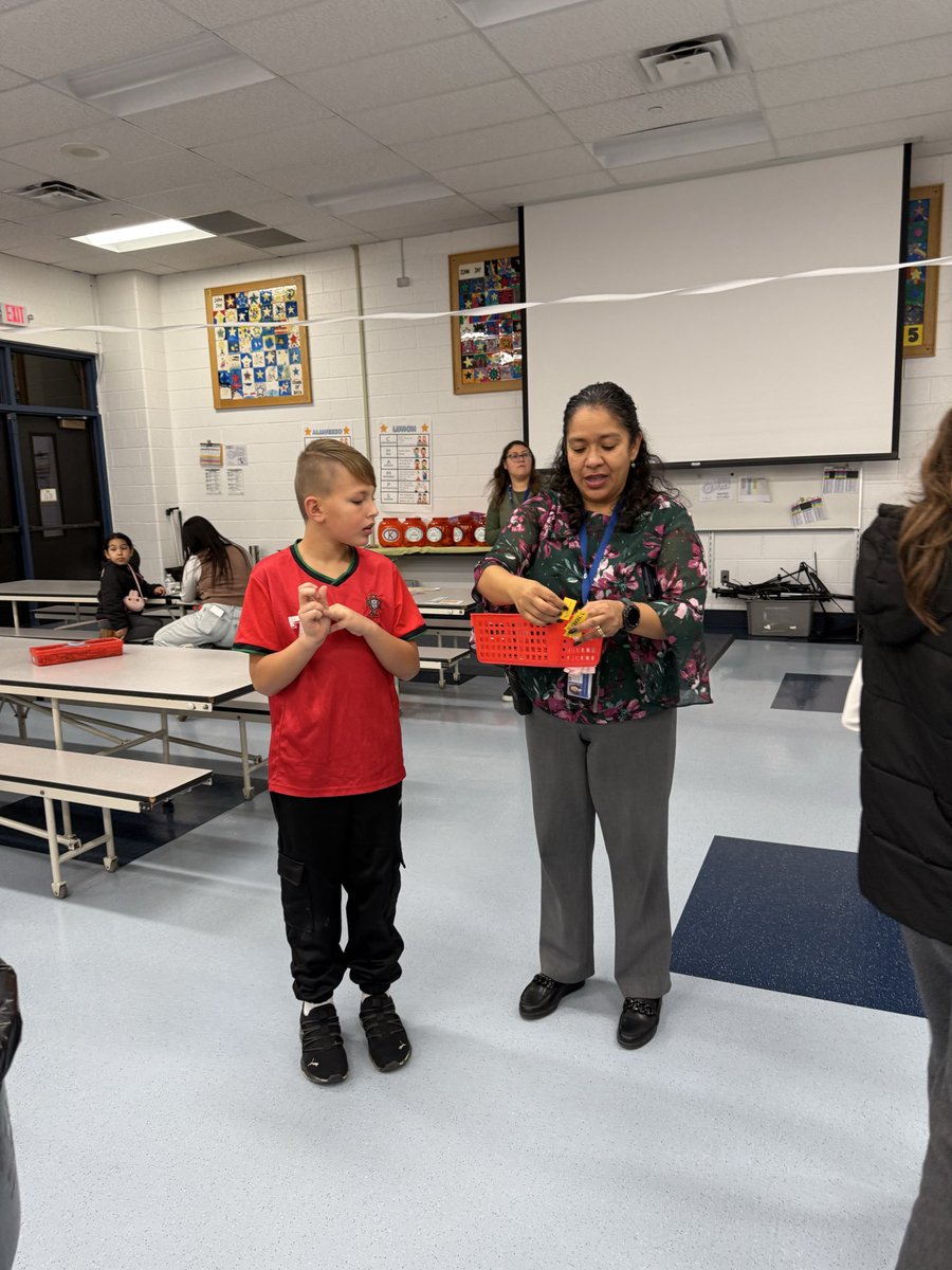 soteloev's tweet image. Family Reading Night! 📚💛 A wonderful evening of connecting, learning, creating, and writing together. Una noche de lectura familiar. #D59Learns