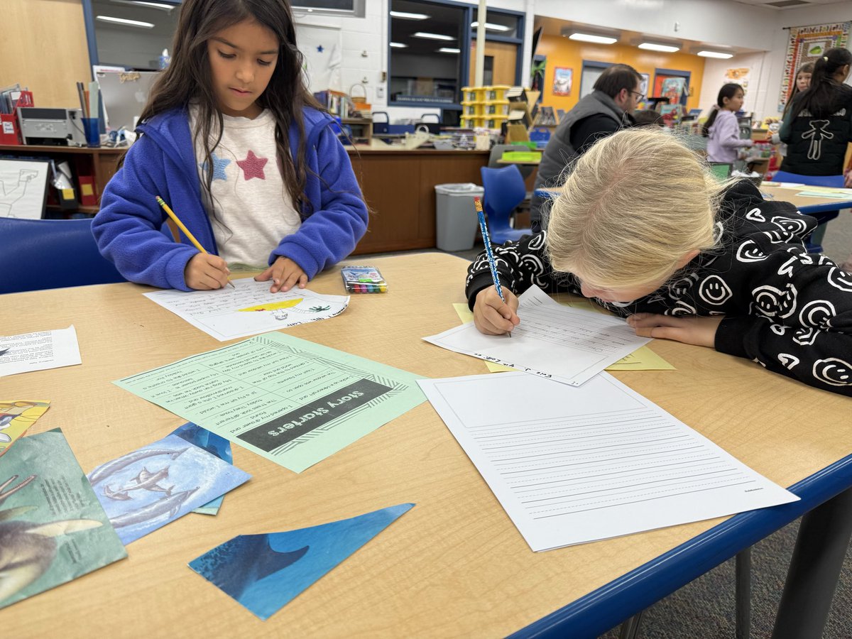 soteloev's tweet image. Family Reading Night! 📚💛 A wonderful evening of connecting, learning, creating, and writing together. Una noche de lectura familiar. #D59Learns