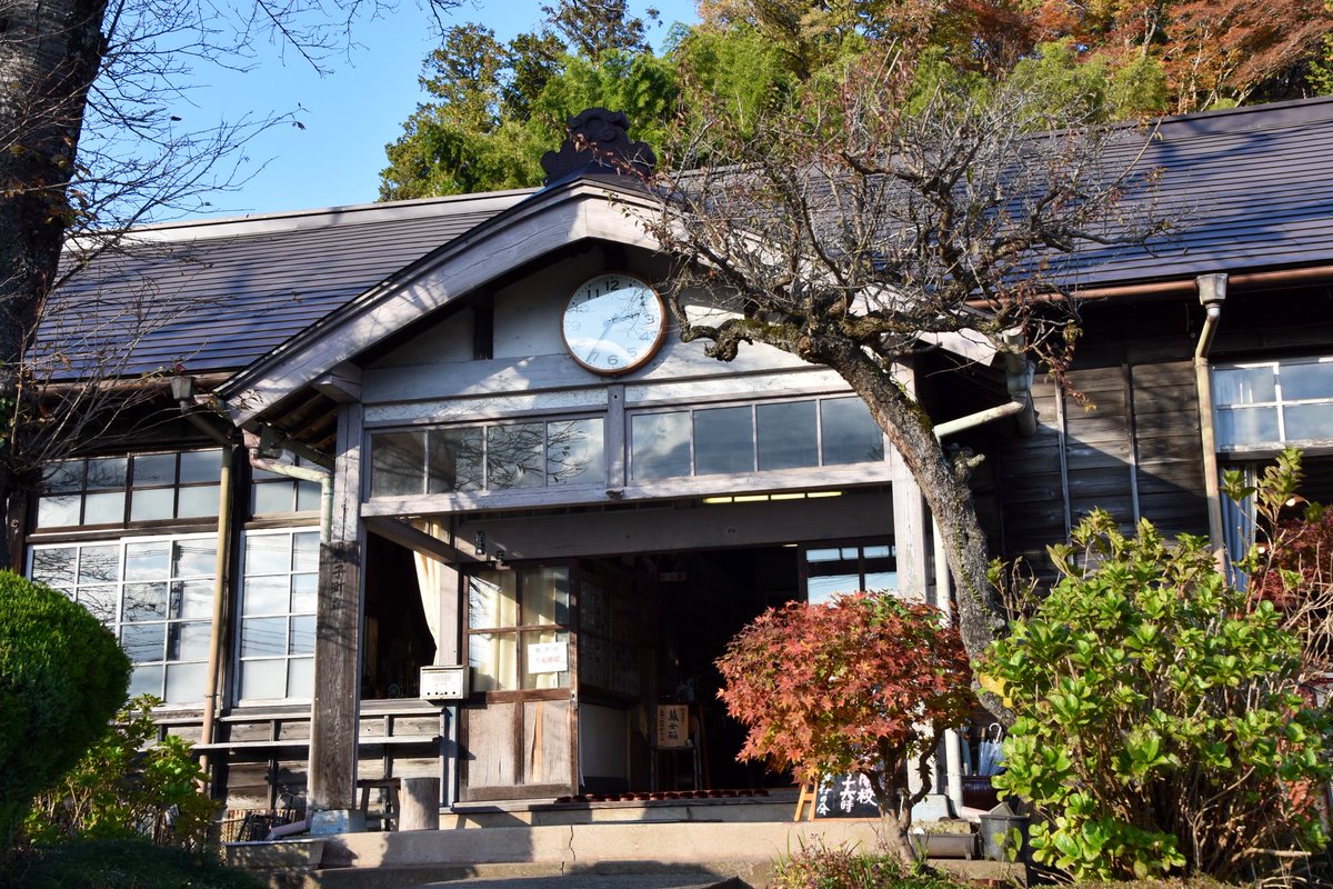 【中古】 東京都の小学校全科（2005年度版） 旧上岡小学校 が11月は毎日開校中です！🏫🍂】 教室に並ぶ昔ながらの木