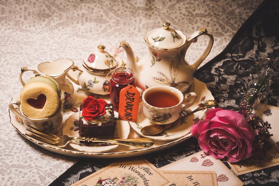 縮緬創作人形アリスのティータイム ドールサイズの小さな食器でご提供する「アリスのミニチュアティ