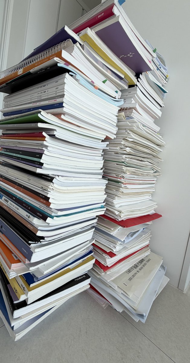 auukkang's tweet image. 일년동안 재수종합학원에서 구르면서 참 고생을 많이 햇던 것 같습니다 이제 다 끝낫네요
최저를 맞춘 것 같으니 이제 제 손을 떠난 일인것 같습니다 맘 편히 있다가 12월에 결과 봐야 알 것 같아요....제 행운을 빌어주세요!
재수삼수엔수생 그리고 제일 힘들엇을 현역 모두 고생많으셧습니다~~🤩🤩