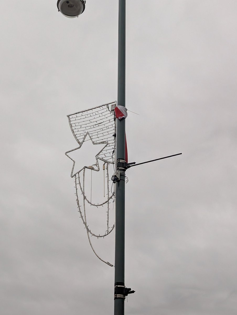 Wbbigdave's tweet photo. @SouthamptonCC please get it together. I have complained about this multiple times now, please pass this to somebody who can action this. The flags in Shirley are making the lights look terrible and may pose a significant hazard. https://t.co/EFzTIboSBC