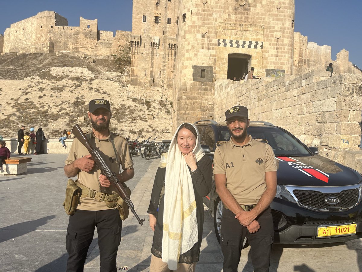 Rumiko_Seya's tweet photo. シリアのアレッポ城で破壊と再生を感じる。がれきが残る街並みのなか、多くのシリアの人たちがアレッポ城を訪れてた。内戦中は国境がほぼ封鎖されてたので「外国人初めて見た！写真撮って！」と女子男子に何十回も声かけられた。
空港セキュリティ含め治安関係者がとてもしっかり真面目に仕事してる印象。