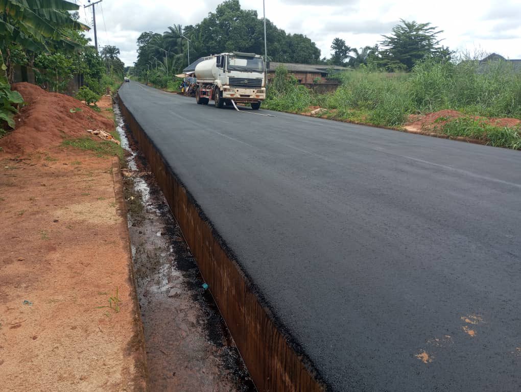 AnambraNewMedia's tweet image. SOLUTION PROJECT ALERT

Asphalting has been completed on the 4.2km Eziagu - Umunze By-Pass Road.

Eziagu Community in Orumba South is seeing tarred roads for the first time in history.

#Solutioncontinues
#AnambraIsRising
#SolutionIsHere