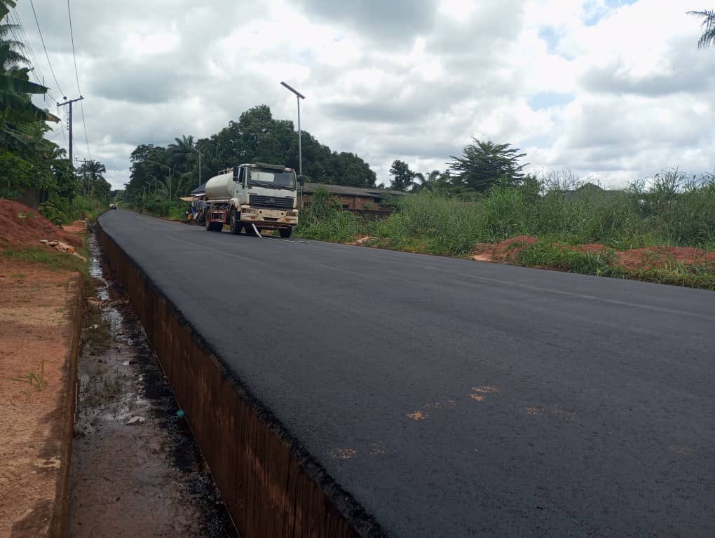 AnambraNewMedia's tweet image. SOLUTION PROJECT ALERT

Asphalting has been completed on the 4.2km Eziagu - Umunze By-Pass Road.

Eziagu Community in Orumba South is seeing tarred roads for the first time in history.

#Solutioncontinues
#AnambraIsRising
#SolutionIsHere