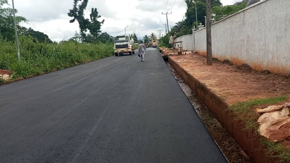 AnambraNewMedia's tweet image. SOLUTION PROJECT ALERT

Asphalting has been completed on the 4.2km Eziagu - Umunze By-Pass Road.

Eziagu Community in Orumba South is seeing tarred roads for the first time in history.

#Solutioncontinues
#AnambraIsRising
#SolutionIsHere