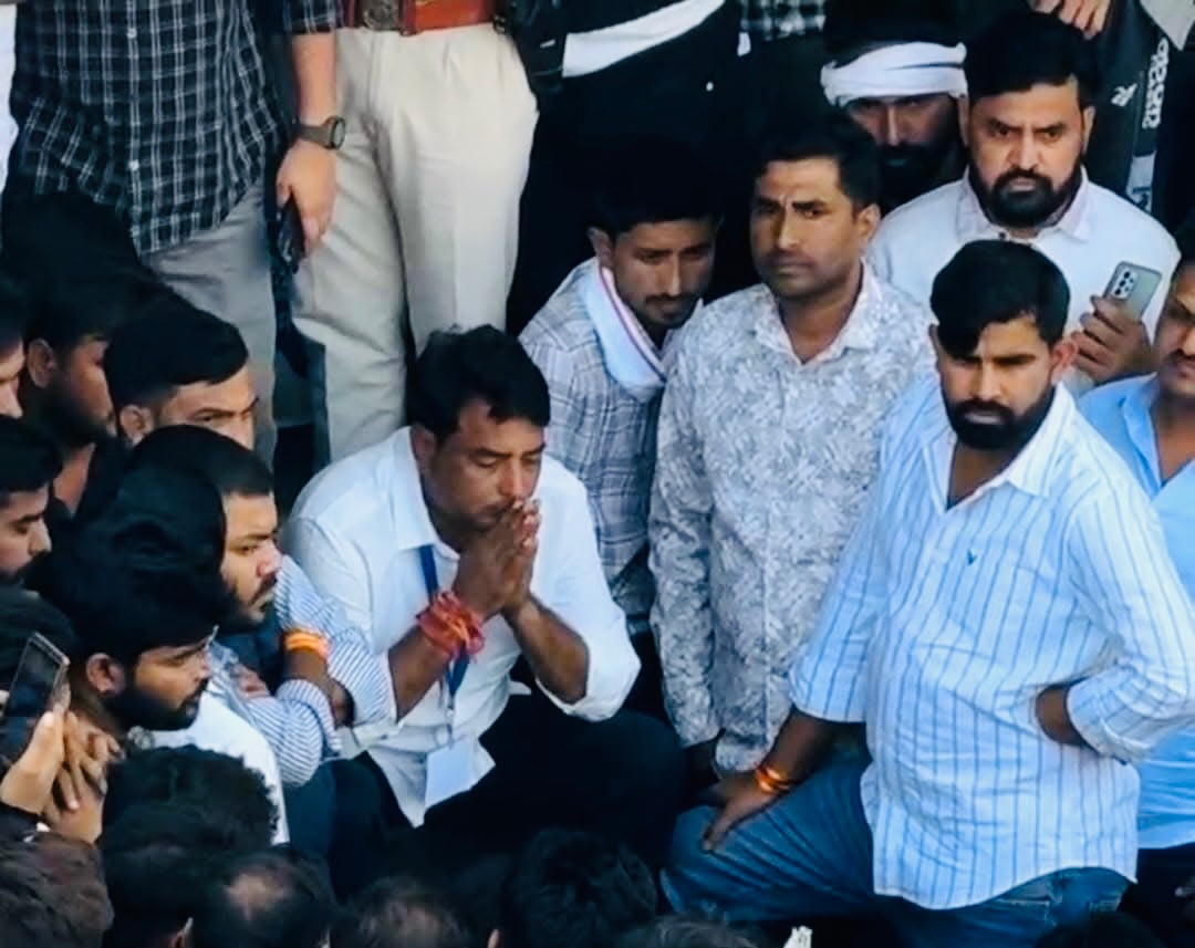 Arjun_Mehar's tweet photo. इस हार को हम स्वीकार करते है.! साथ में ये भी कटुसत्य है कि ये हार मेरे जैसे उन ज़िम्मेदार साथियों की वजह से हुई है; जो नरेश भाई की तरह मेहनत नहीं कर सकें.! ये हार नरेश भाई की नहीं बल्कि हम सबकी है.! अंत में नरेश भाई के लिए यही कहूँगा कि आप वो लड़ाका और योद्धा हो; जिसने हाड़ौती की जनता को जगाने का काम किया है और 53750 लोगों का दिल जीत लिया.! अभी लड़ाई ख़त्म नहीं हुई है; असली रण अब शुरू होगा.! इंक़लाब ज़िंदाबाद.!