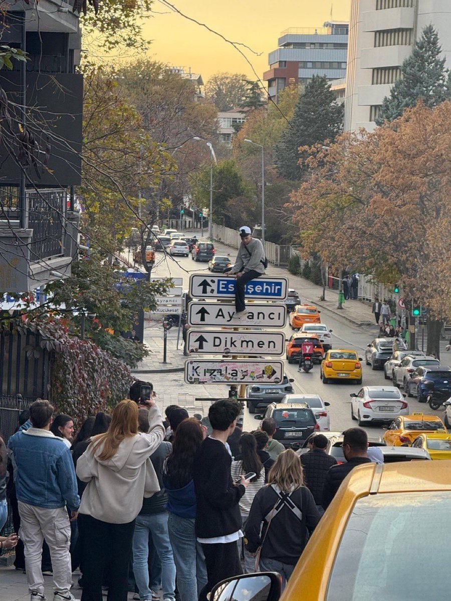 Şu tabela meselesinin ne kadar boş iş olduğunu konuşmak, bir yol. 

Bu tabela meselesinden "ekmek" çıkarmak başka bir yol.

Amerikalı mesela ikinci yolu seçiyor. Oyuncak, hediyelik, tişört, şapka, kupa... Şehrin o bölgesine turlar... Kampanyalar sponsorluklar...

Herkes ekmek