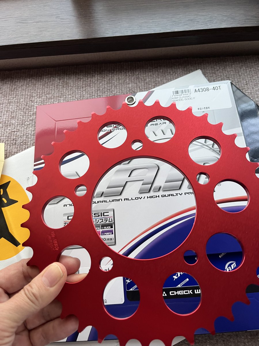 bakuretta's tweet image. 茶ミーティングの #xam さんブースのガチャで当たったリアスプロケが届きました！悩みに悩んでせっかくだから派手めにお願いしました。今回の交換には間に合わなかったので次回にでも🙋‍♀️

#ガチャはやらなきゃあたらない 
#xam
#茶ミーティング
#Vストローム250SX