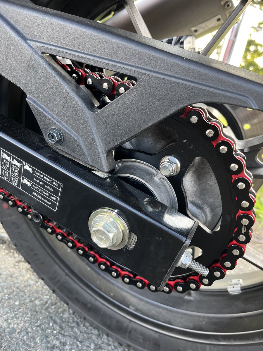 bakuretta's tweet image. 茶ミーティングの #xam さんブースのガチャで当たったリアスプロケが届きました！悩みに悩んでせっかくだから派手めにお願いしました。今回の交換には間に合わなかったので次回にでも🙋‍♀️

#ガチャはやらなきゃあたらない 
#xam
#茶ミーティング
#Vストローム250SX