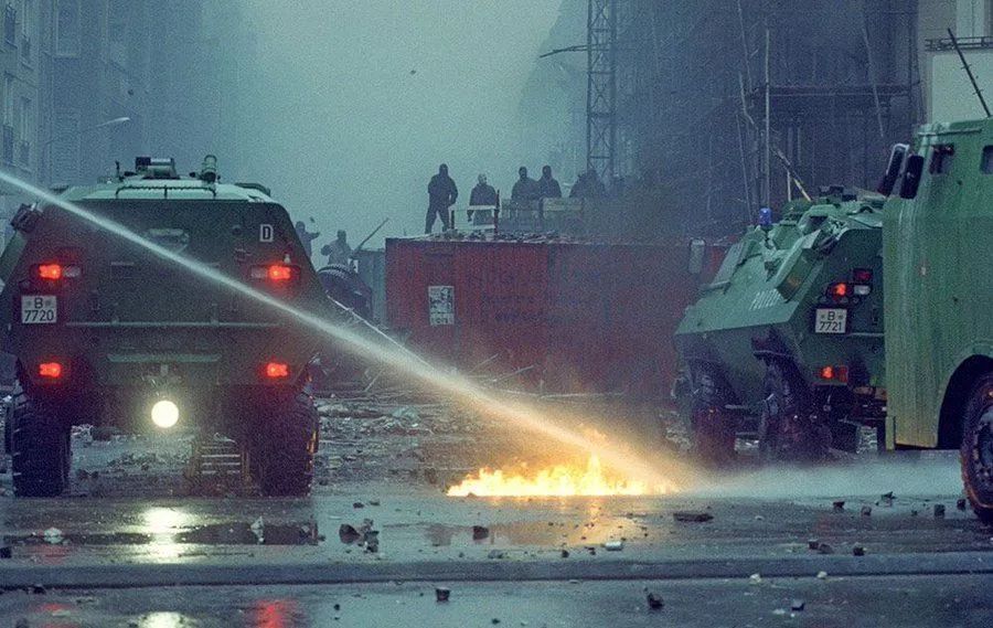 14.11.90, Berlin: 1000s of cops started the eviction of squatted houses in the "Mainzer Straße". It comes to one of the hardest street battle in the history of squatting. Video: youtube.com/watch?v=xBDh3L…