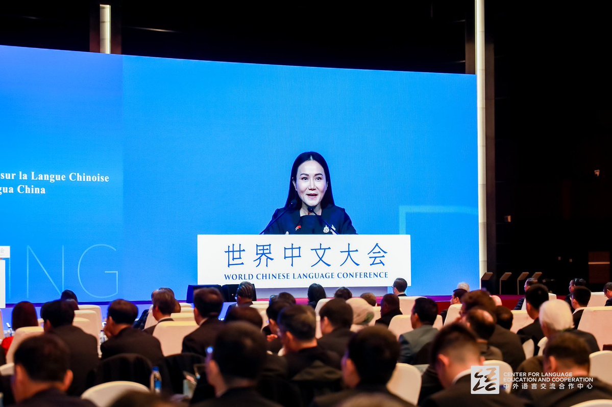 DrNarumonP's tweet image. “รมว.นฤมล”โชว์วิสัยทัศน์ใหม่บนเวที World Chinese Language Conference 2025 ดัน “นวัตกรรม–AI” ยกระดับการเรียนภาษาจีนทั่ว ปท. หนุนความร่วมมือไทย–จีนยุคใหม่ ครบรอบ 50 ปีความสัมพันธ์ทางการทูต

วันที่ 14 พ.ย. 2568 ศ.ดร.นฤมล ภิญโญสินวัฒน์ รัฐมนตรีว่าการกระทรวงศึกษาธิการ…