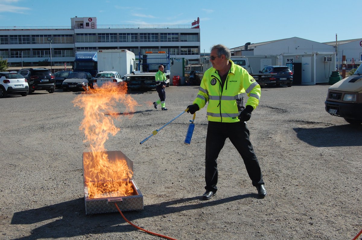 EviMaxpreven's tweet image. Formación en el uso de extintores con la bandeja de fuego BF Hibryd. Fotocredit: GT-PAF.                                                                                                                                      #prevención #riesgos #riesgoslaborales #tecnicoprevencion