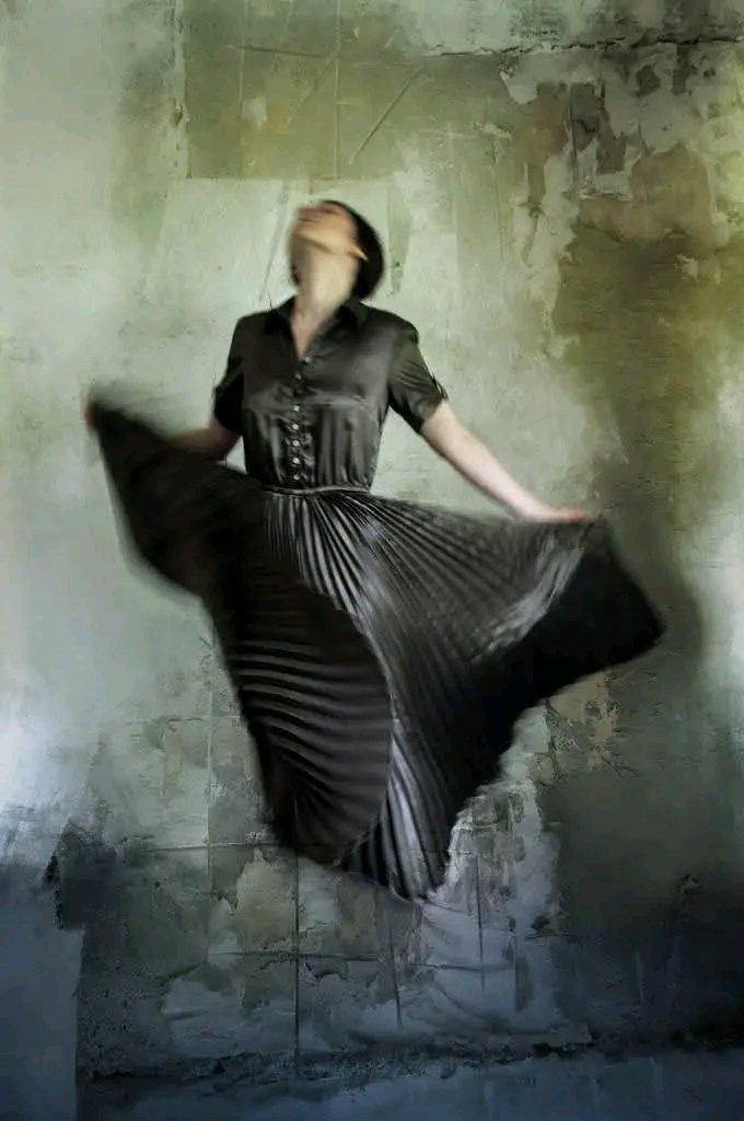 o_elixir's tweet image. Dans l&apos;ombre écaillée d&apos;un mur sans mémoire,
Ses fragrances se font murmures,ses gestes se font espoir,
Elle glisse entre deux mondes, légère comme un voile...qui se noie,
Et quitte ses cendres...pour que la douceur de sa lueur se déploie...