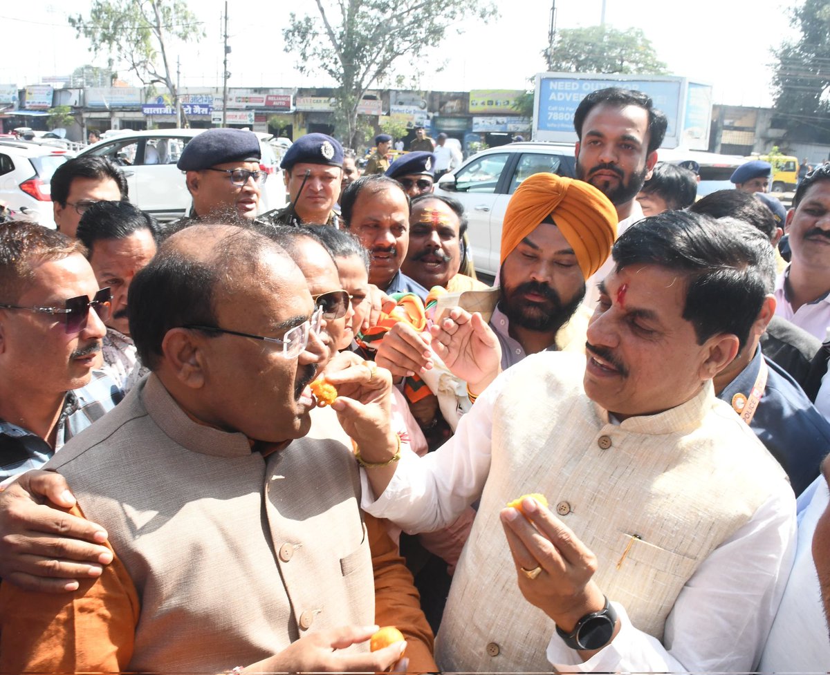 बिहार में बहार है
मोदीजी के नेतृत्व पर बिहार ने प्रचंड विश्वास जताया है। बिहार में NDA की जीत भारत की जीत है। भारत की इस ऐतिहासिक जीत का जश्न मनाने यशस्वी मुख्यमंत्री <a href="/DrMohanYadav51/">Dr Mohan Yadav</a> जी
 <a href="/BJP4Indore/">BJP Indore Mahanagar District</a> कार्यालय पहुंचे।यहां  कार्यकर्ताओं के साथ उन्हें मिठाई खिलाकर जीत की खुशी मनाई।