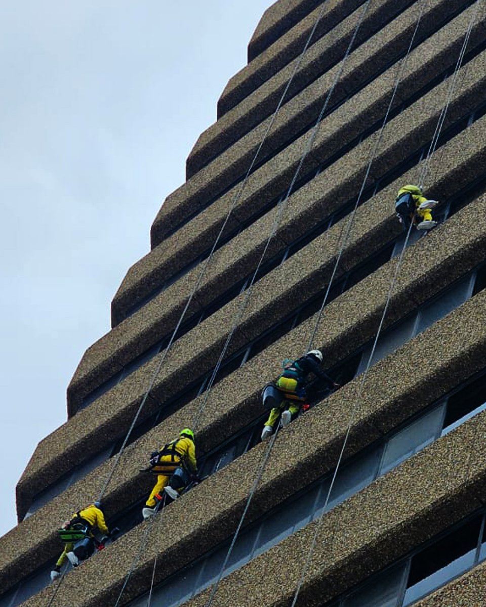 skysiteza's tweet image. Skysite Rope Access provides a specialised, safe, and cost-effective solution for cleaning windows in high, difficult, or previously inaccessible locations.

#Skysite #ropeaccess #workatheight