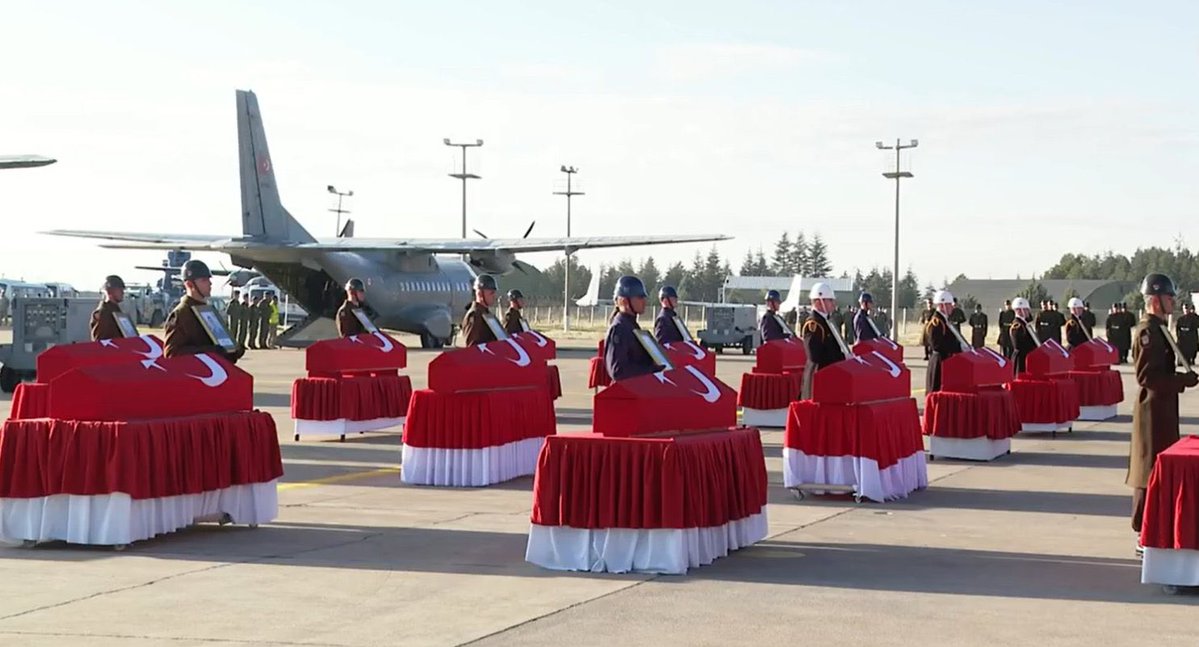 Asla unutmayınız başınızın üstündeki egemenlik örtüsünün payandası; kopan bacaklar, bedeli ise bu vatan için akan kanlar, feda edilen canlar, sıcak yuvalarını, babalarının yüzlerini unutan küçücük çocuklarını düşünmeden vakfedilen hayatlardır.