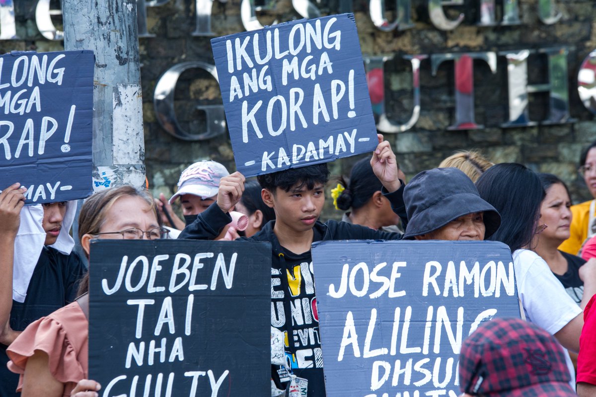 TINGNAN | Hinatulang “guilty” ng mga maralitang lungsod si Pangulong Ferdinand Marcos Jr. dahil sa kapalpakan at korupsiyon sa mga protektong imprastruktura na nagpapalubha sa mga pagbaha sa mga maralitang komunidad. /Charles Edmon Perez