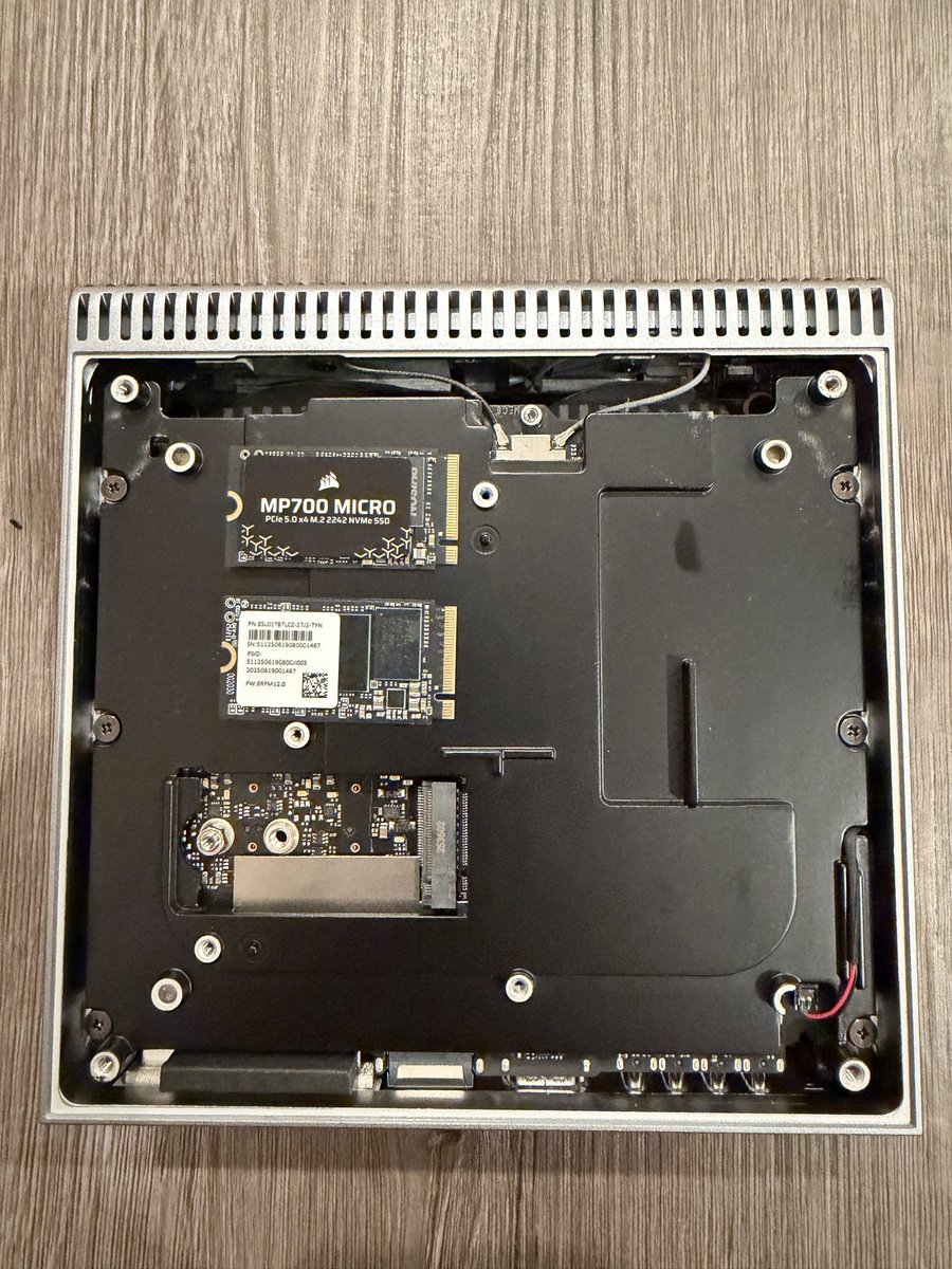 M.2 2242 NVMe SSDの交換は、2280より短いだけで、同様にネジ 1本だけ